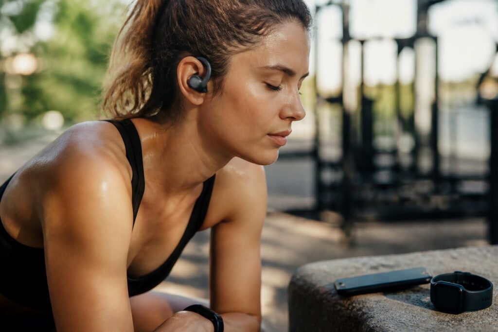 découvrez comment choisir vos écouteurs de sport idéaux en tenant compte du maintien, de la qualité sonore et de l'autonomie pour une expérience optimale lors de vos entraînements.