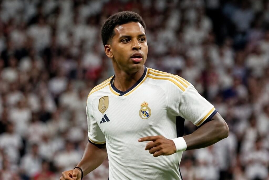 découvrez tout sur rodrygo au real madrid : son âge, ses blessures, et son salaire, le jeune talent brésilien qui fait sensation.